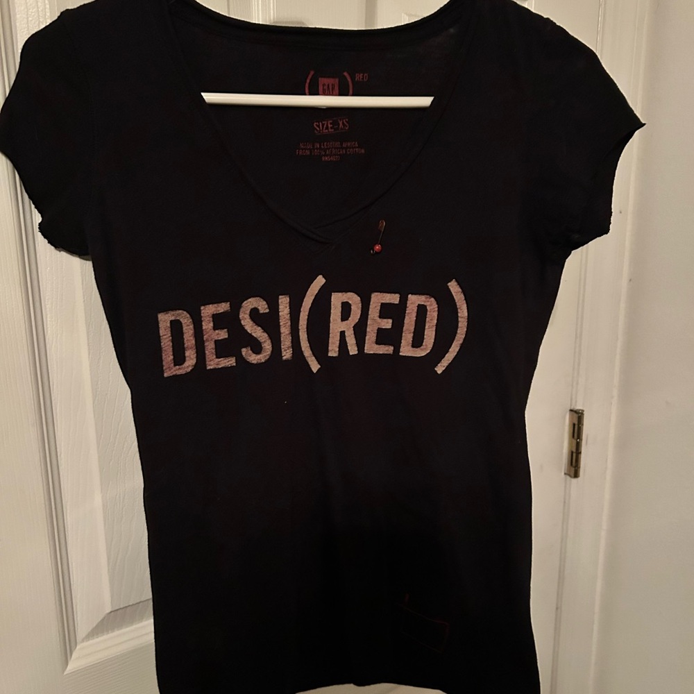 VINTAGE GAP Y2K DESI(RED) RED BONO/U2 WOMEN'S XS Xtra Small "V" NECK Black